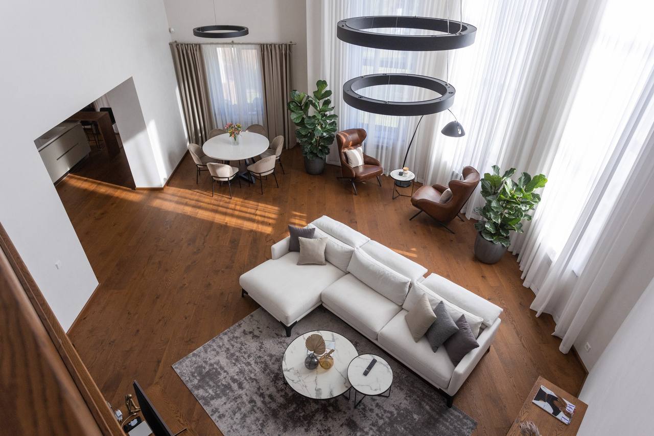 Светлая гостиная с ковром Carpet Decor под диваном